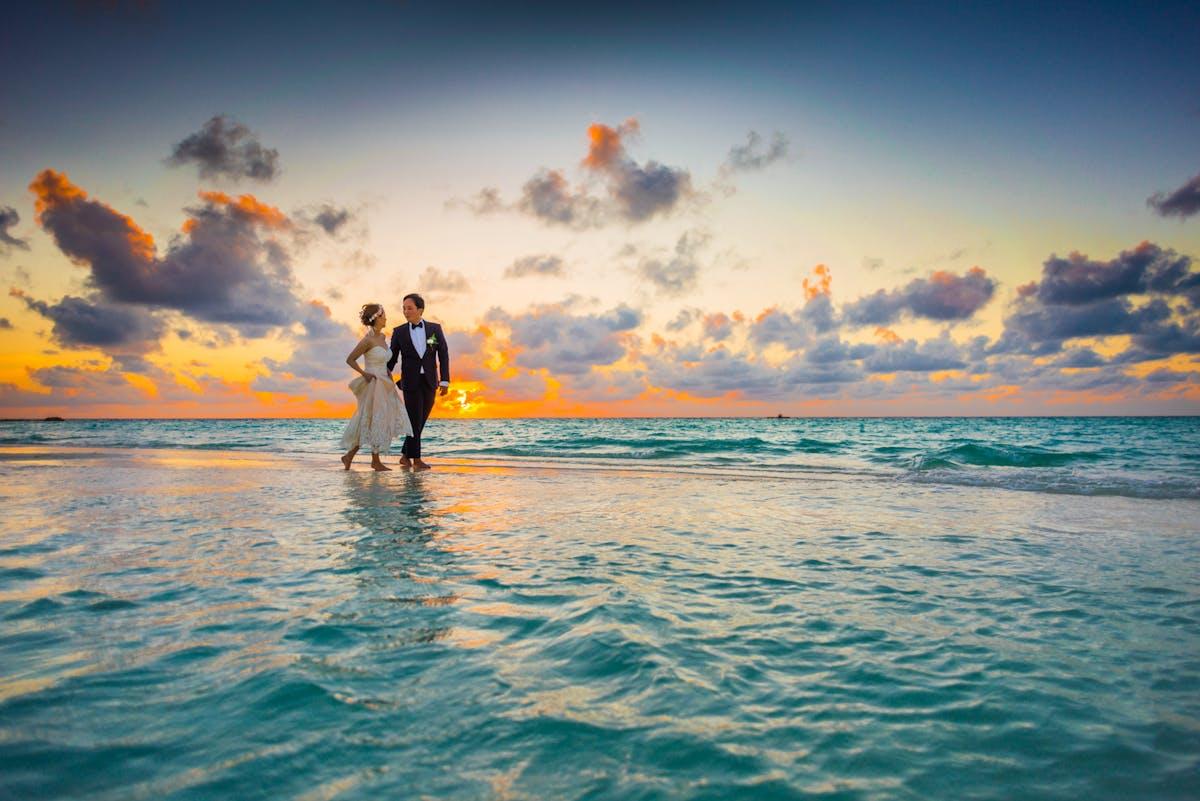 Couple souriant — ambiance chaleureuse TimaLove